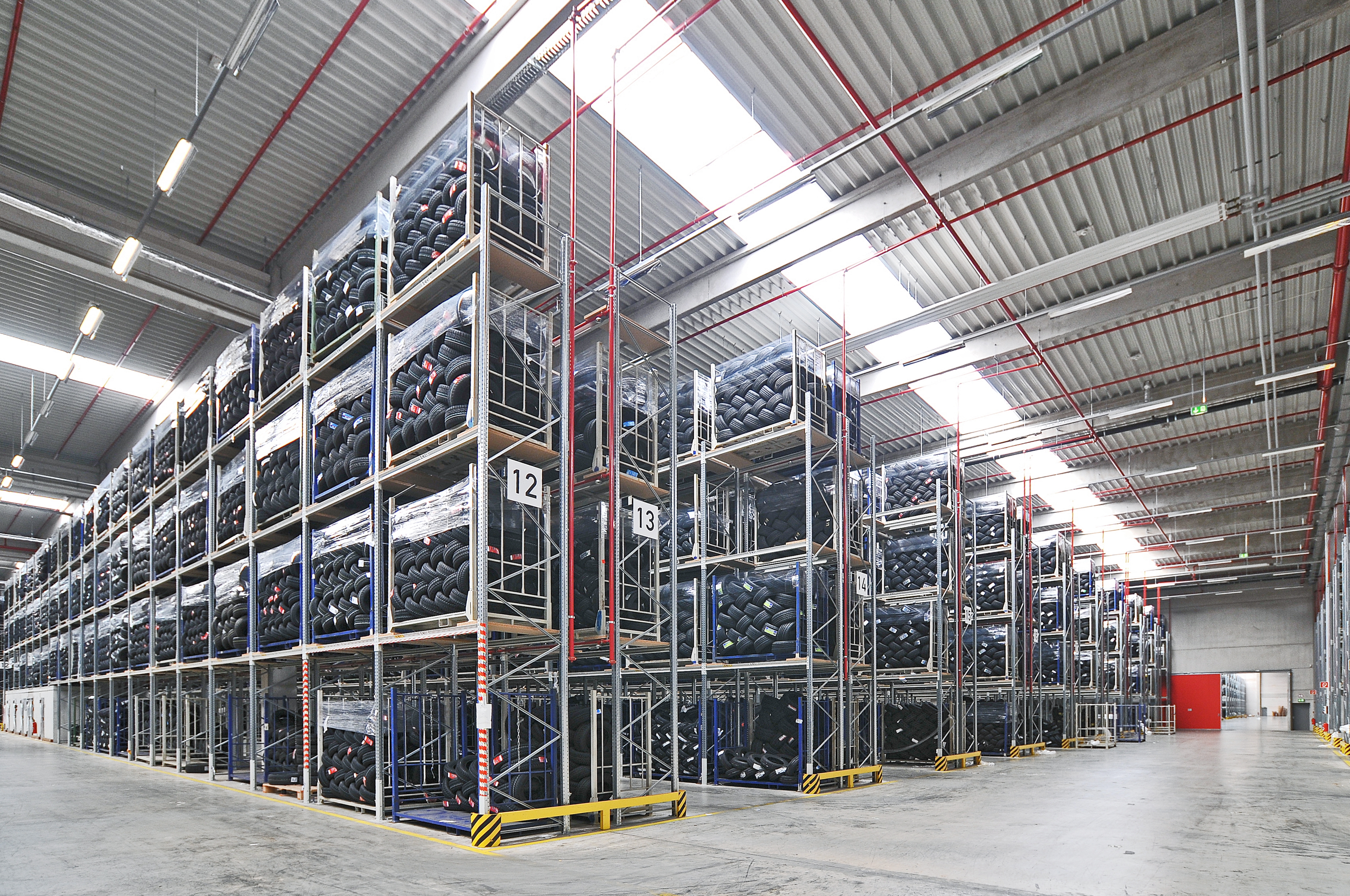 stockage vertical et emboîté possible, empilage quadruple possible avec une charge utile élevée